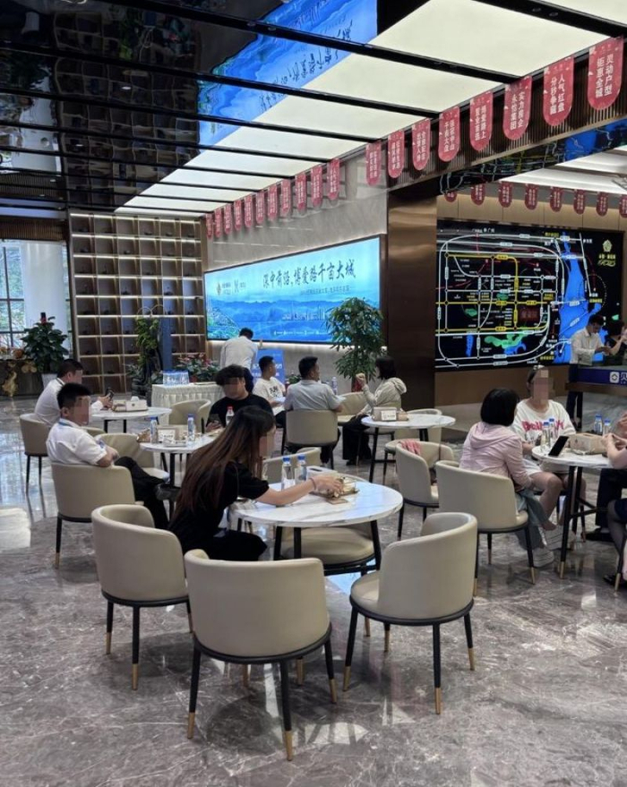 五一假期期间，中山某楼盘营销中心现场。梁宝欣/摄