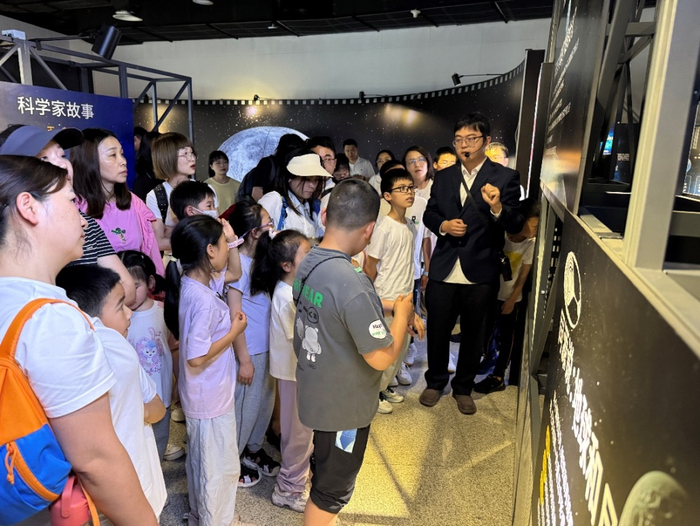 △湖南省科技馆参观主题临展的观众认真聆听科学家故事。（湖南省科技馆供图）