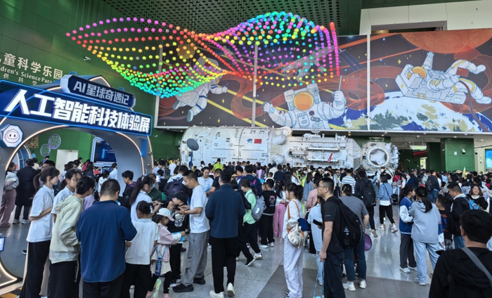 △“五一”假期，中国科技馆人头攒动，“AI星球奇遇记”人工智能科技体验展排起了长长的队伍。（中国科技馆供图）