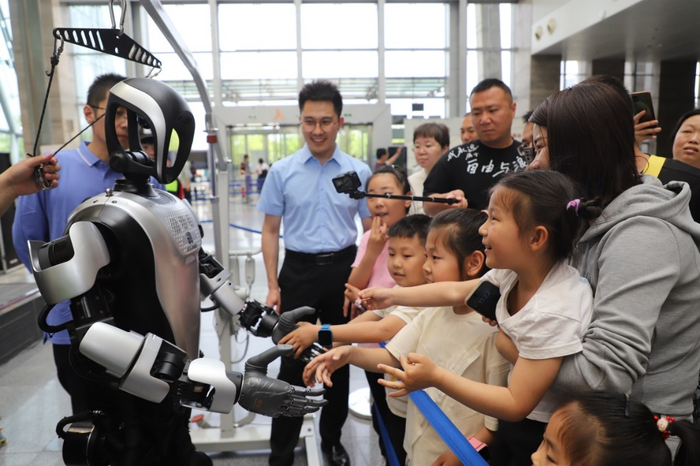 △山西省科技馆人形机器人表演成为焦点，观众与机器人亲密互动。（山西省科技馆供图）