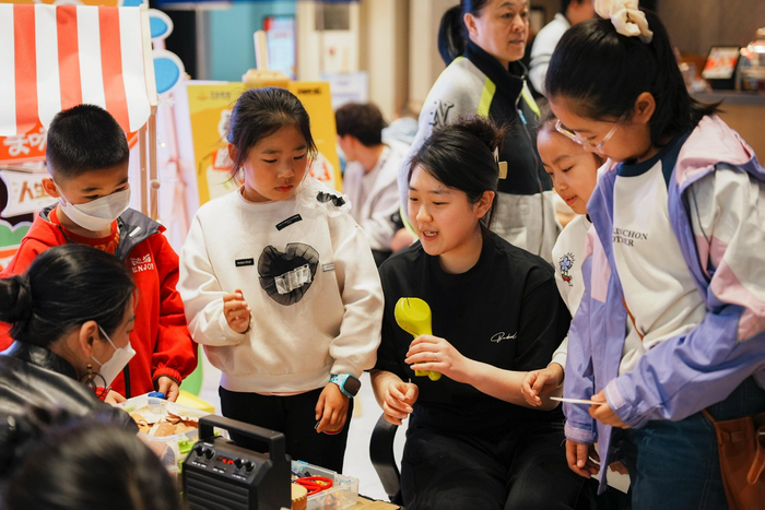 观众在影院学习非遗手作技艺