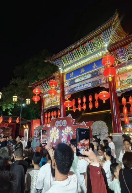 　　图为5月4日，西安永兴坊非遗美食文化街区游人如织。