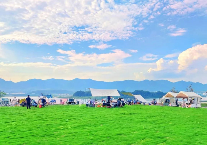 云帆公园草坪音乐会人潮涌动，游客在草坪上惬意露营