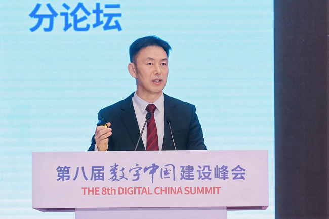     华为云副总裁、战略与产业发展部总裁黄瑾
