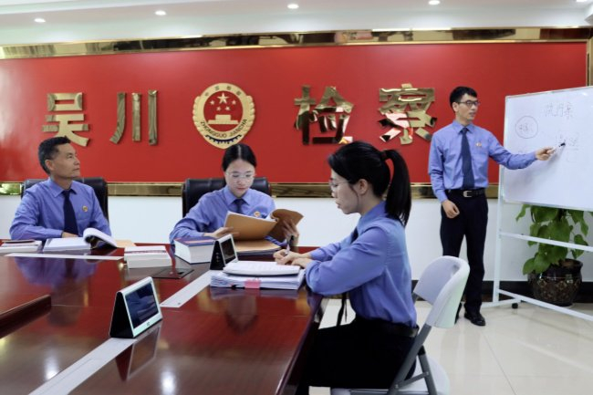 吴川市检察院承办检察官在检察官联席会议上，对案件进行梳理分析。