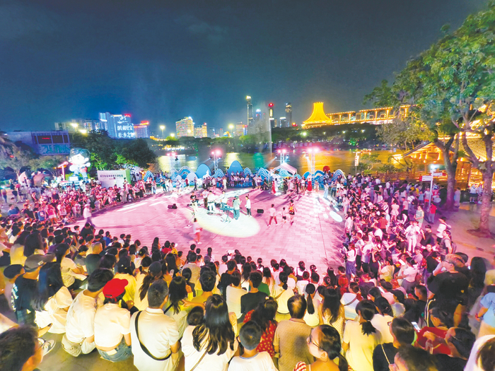 “五一”假期，夜游南宁广受市民游客欢迎，夜色中的民歌湖国际音乐小镇人气旺。记者 宋延康 摄