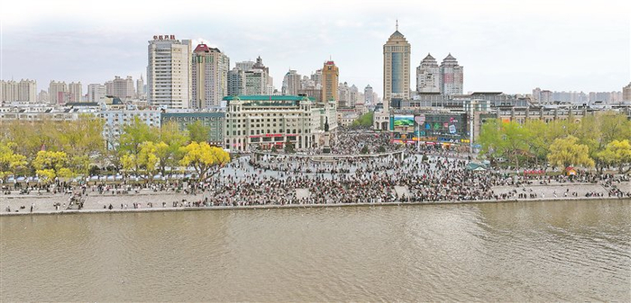 哈尔滨防洪纪念塔广场游人如织。记者 张澍摄