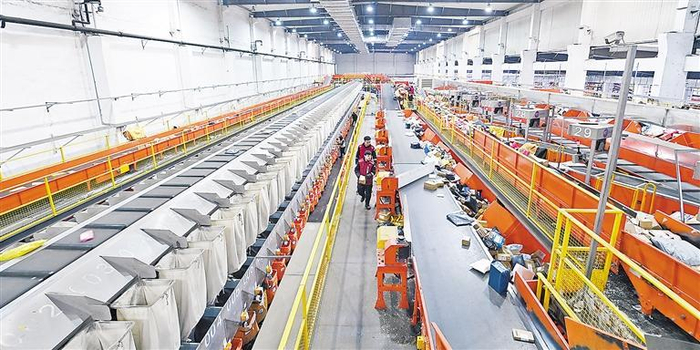     ▶圆通速递北方总部基地内，自动分拣设备正在分拣快递。