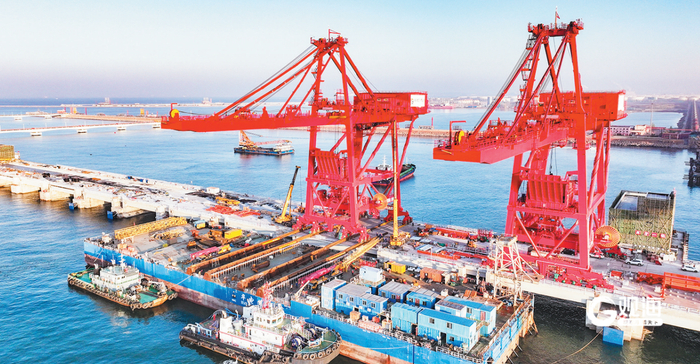 山东港口青岛港第二座40万吨级矿石码头建设全面进入关键收尾阶段。