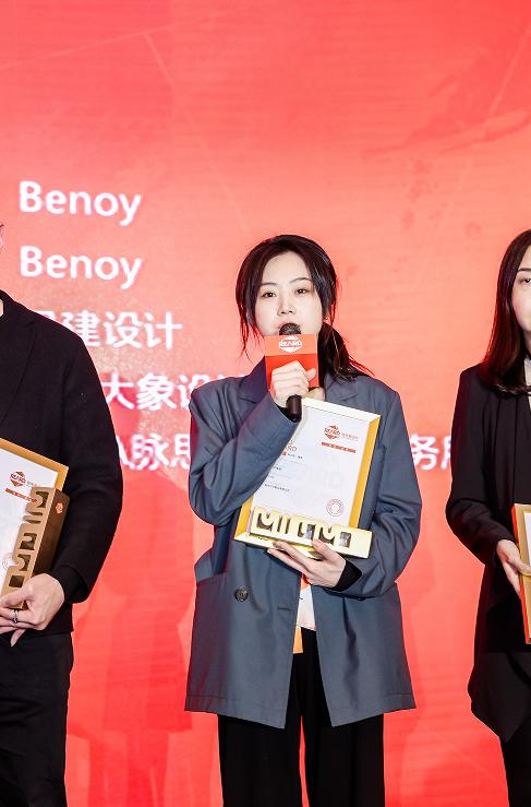 (图:郑慧瑾作为苏州大悦春风里设计团队代表在REARD全球地产设计大奖领奖并发言)