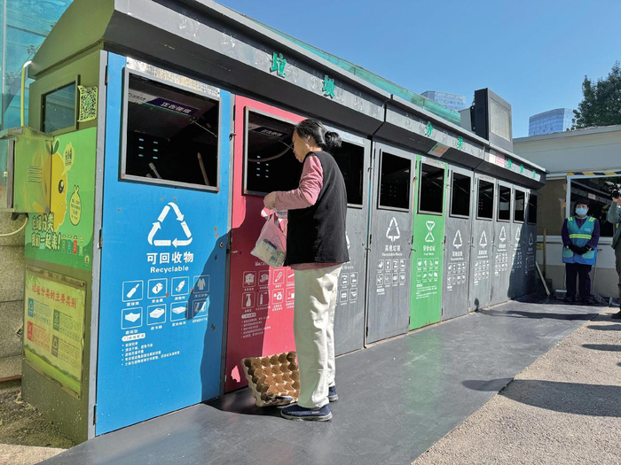 5月6日上午，广通小区一位居民在分类投放垃圾。　摄影/新京报记者　王景曦