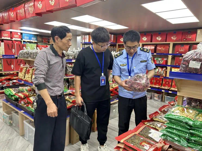 检查景区商圈食品安全。南平市市场监管局供图