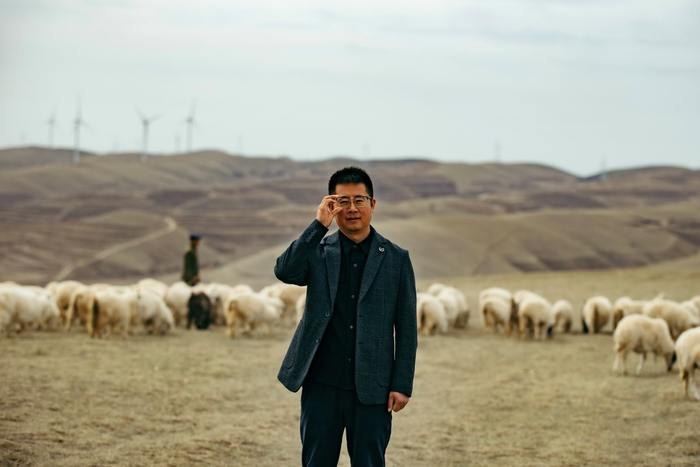 △从小帮家里放羊的刘国宁，现在正将环县的羊推广至更多地区。