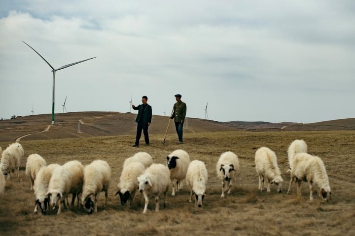 △刘国宁（左）和养殖户靳善良（右）。
