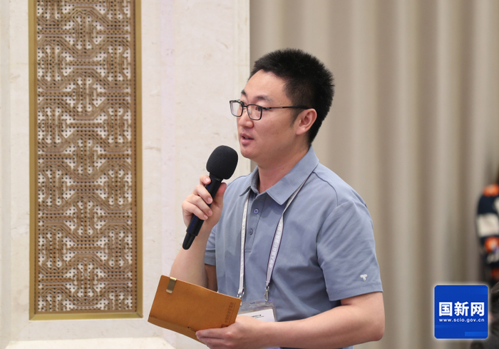 新华社记者提问（刘健 摄）