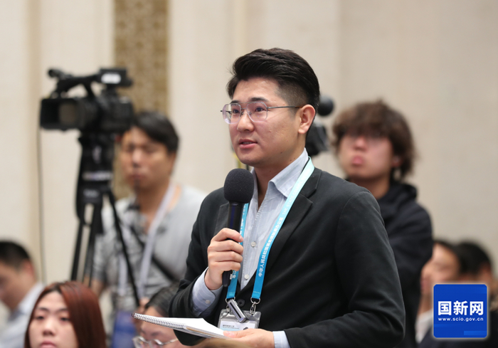 凤凰卫视记者提问（刘健 摄）