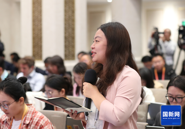 21世纪经济报道记者提问（刘健 摄）