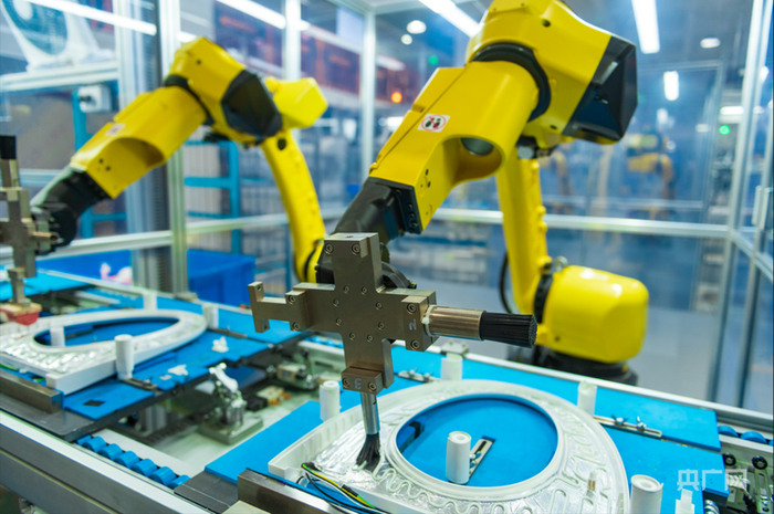 九牧“绿色黑灯灯塔工厂”自动刷圈机器人（央广网发  九牧集团供图）