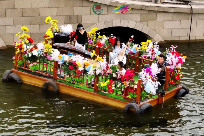 图为孝义老城南稍门南华湖花船。