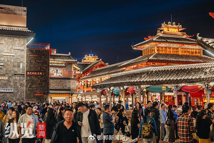 “五一”假期，河头老街人头攒动。供图/河头老街景区