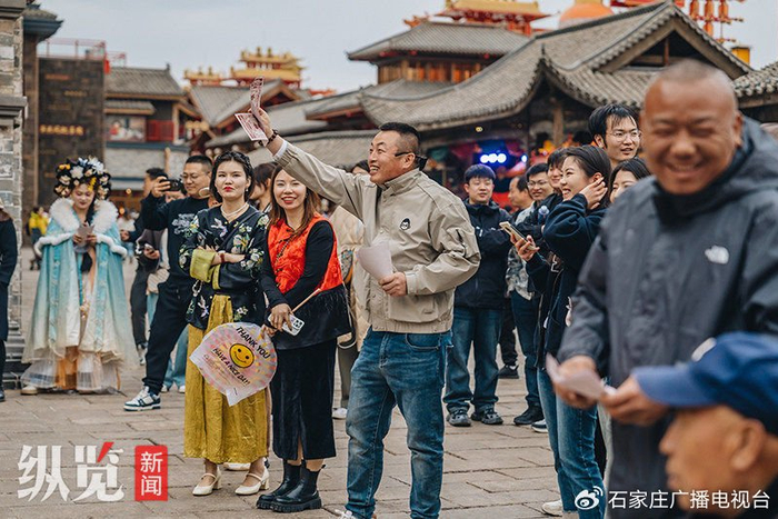 “五一”期间，来自全国各地的游客齐聚河头老街。供图/河头老街景区