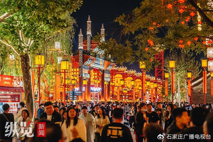 “五一”假期，河头老街游人如织。供图/河头老街景区