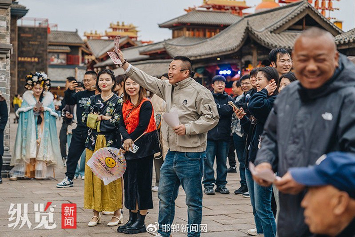 “五一”期间，来自全国各地的游客齐聚河头老街。供图/河头老街景区
