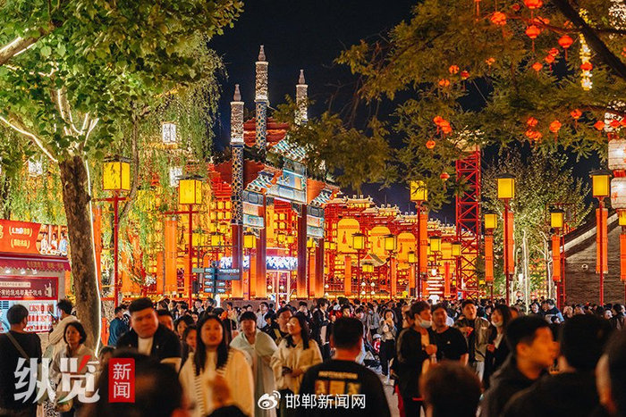 “五一”假期，河头老街游人如织。供图/河头老街景区