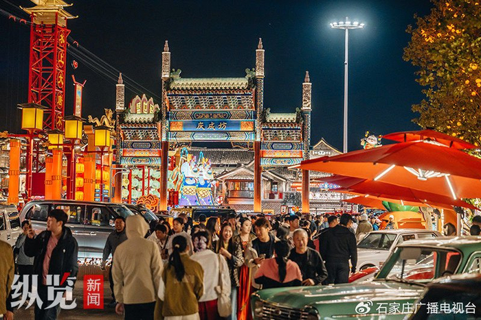 河头老街内游人如织，秩序井然。供图/河头老街景区