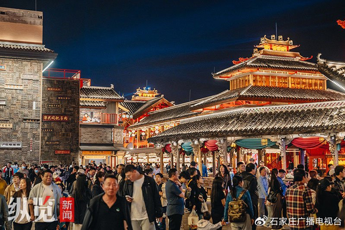 “五一”假期，河头老街人头攒动。供图/河头老街景区