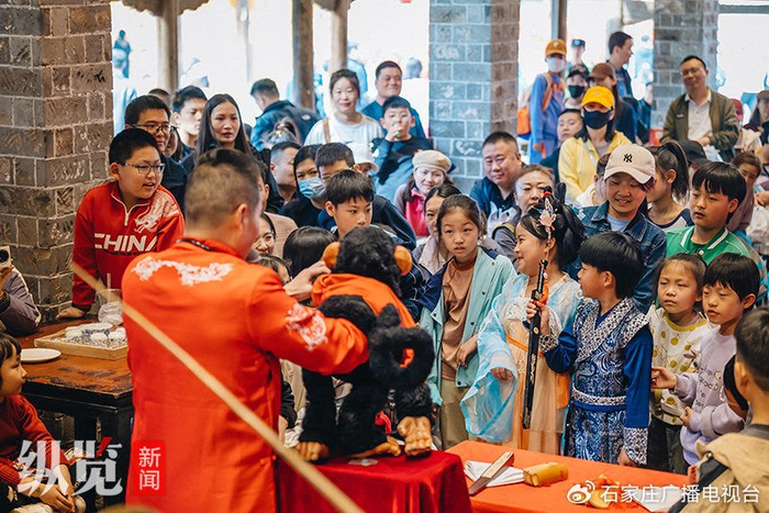 游客在河头老街游览参观。供图/河头老街景区