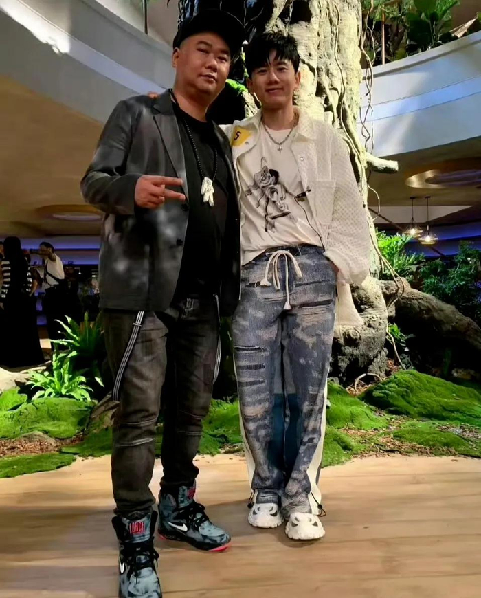 苟伟去年在自己的社交媒体上晒与张杰的合影