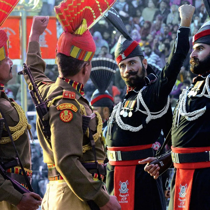  ·在国境线升旗活动上，正在对视的巴基斯坦士兵（右）和印度士兵。