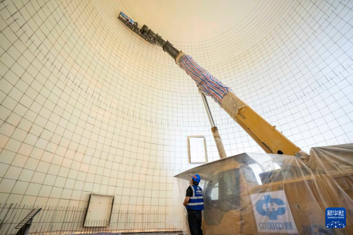 5月6日，在中储粮长沙直属库，工人在气膜粮仓内部做保温隔热层施工。新华社记者 陈思汗 摄