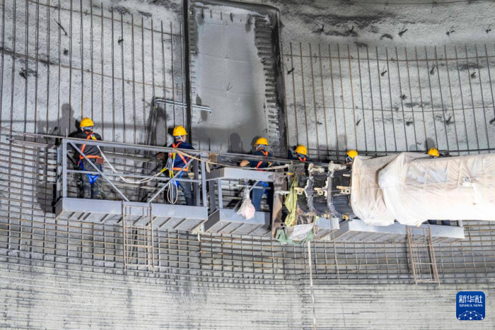 5月6日，在中储粮长沙直属库，工人在气膜粮仓内部做结构层施工。新华社记者 陈思汗 摄