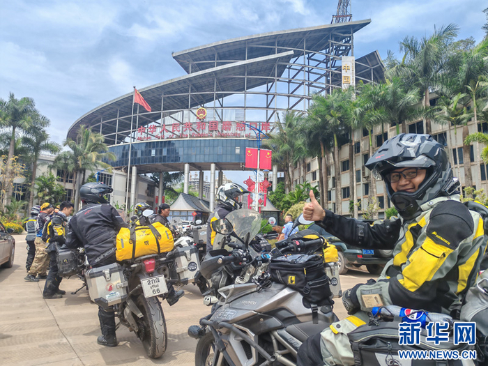 等待出境的外国自驾游客（5月3日摄）。新华网发（黄远飞 摄）