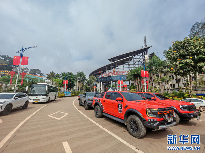 等待入境的外国自驾旅游团（5月2日摄）。新华网发（黄远飞 摄）