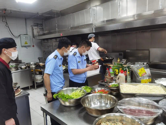 加强节日餐饮安全检查。南平市市场监管局供图