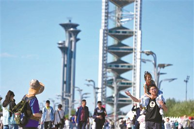 “五一”假期期间，奥林匹克公园景观大道游客如织摄影/本报记者 崔峻