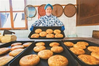 在安徽省马鞍山市博望镇，安徽老字号林春和食品工坊正在生产传统大月饼。王文生 摄（人民图片）