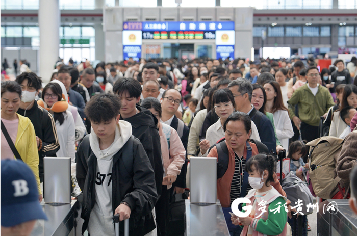 旅客有序排队进站