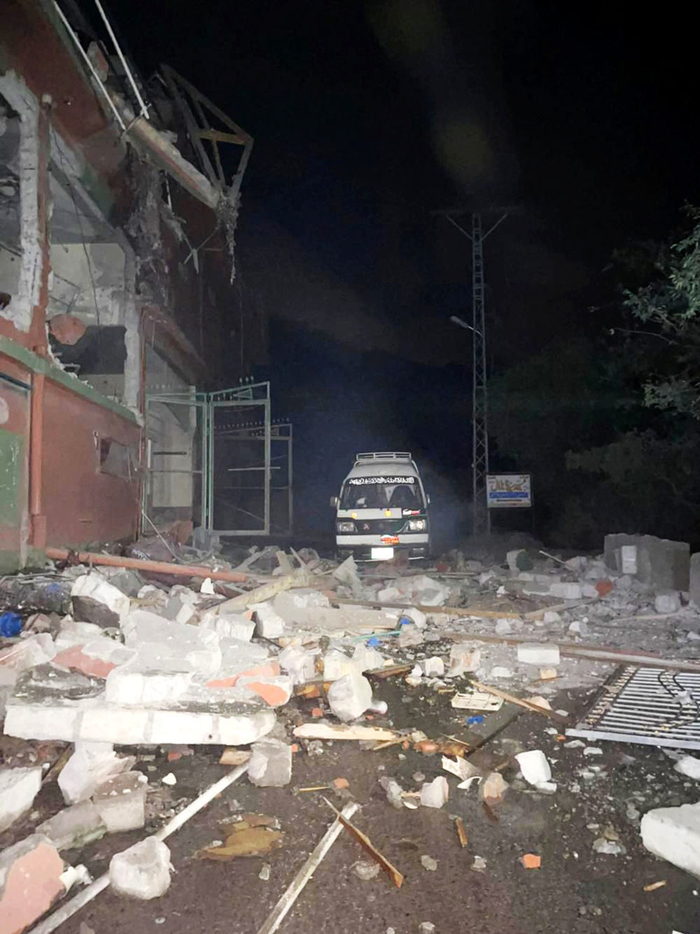 5月7日在巴控克什米尔地区穆扎法拉巴德拍摄的印度导弹摧毁的建筑（手机照片）。新华社发