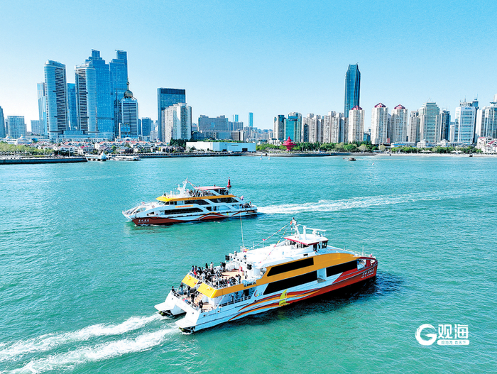 “五一”假期，游客们乘船“海上看青岛”。王雷 摄