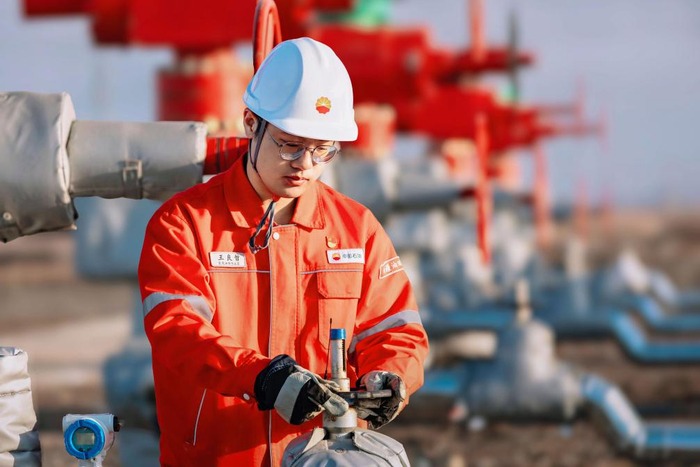 王良哲在吉庆油田作业区摸排新投产水平井的生产状况（2025年4月15日摄）。新华社发