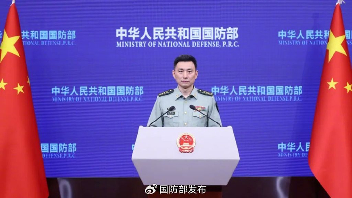 5月8日下午，国防部新闻发言人张晓刚大校就近期涉军问题发布消息。张智程 摄