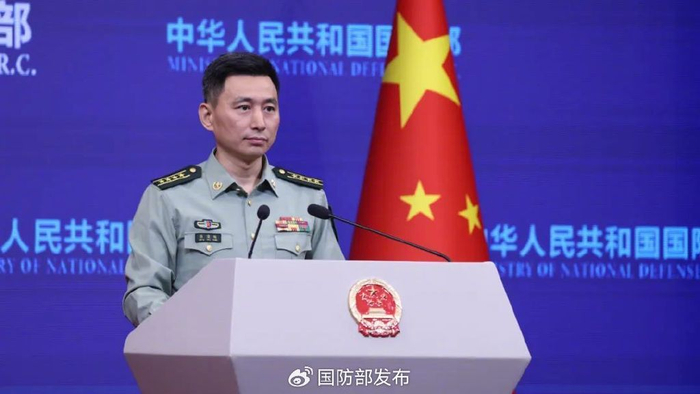 5月8日下午，国防部新闻发言人张晓刚大校就近期涉军问题发布消息。张智程 摄