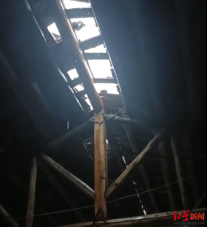 ▲屋顶瓦片被掀。受访者供图