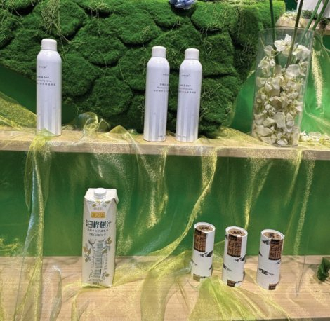 　　图为伊春森林食品体验中心内的白桦树汁展品。