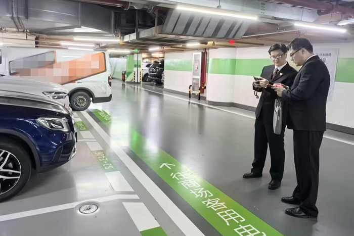 上海市徐汇区检察院检察官在办案中，扫描停车缴费二维码后，对显示内容进行查看分析。