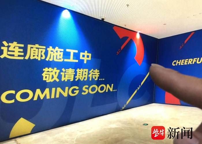 规划中连廊位置目前被围挡挡住。陈哲 摄